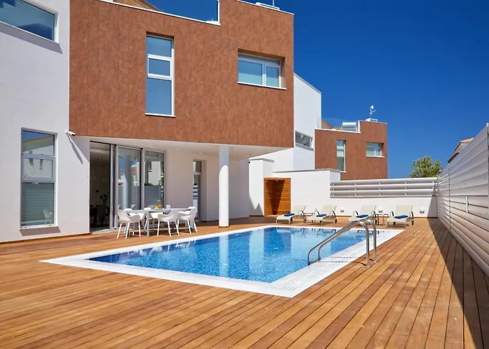 Seaview Luxury Jacuzzi & Pool! 2 Min Protaras