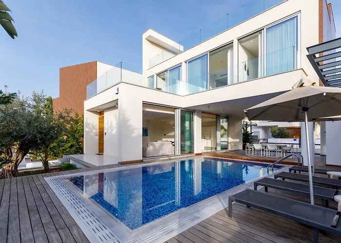 Seaview Luxury Jacuzzi & Pool! 2 Min Protaras