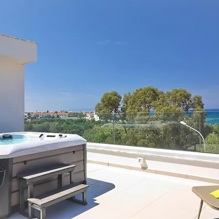 Seaview Luxury Jacuzzi & Pool! 2 Min Protaras