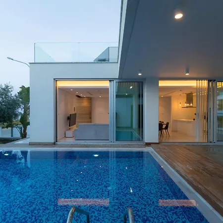 Seaview Luxury Jacuzzi & Pool! 2 Min Protaras