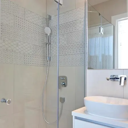 Seaview Luxury Jacuzzi & Pool! 2 Min * بروتاراس