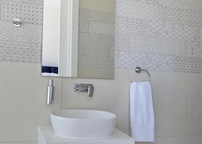 Seaview Luxury Jacuzzi & Pool! 2 Min Protaras